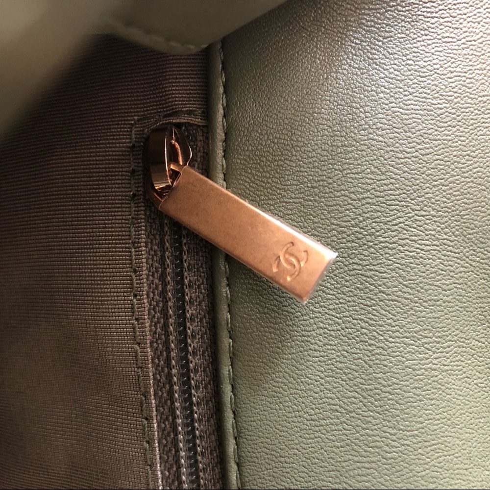 Brand new CHANEL small 19 green handbag - Picture 4 of 16